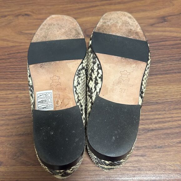 Diane B. Milano Snakeskin Moccasin Style Loafers in Tan & Brown. Size 37. - Picture 7 of 8